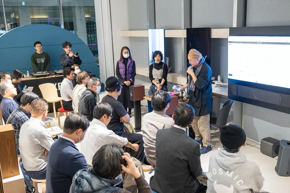 vol.2の会場。椅子に座った参加者が、前方で話す出演者のトークに耳を傾けている