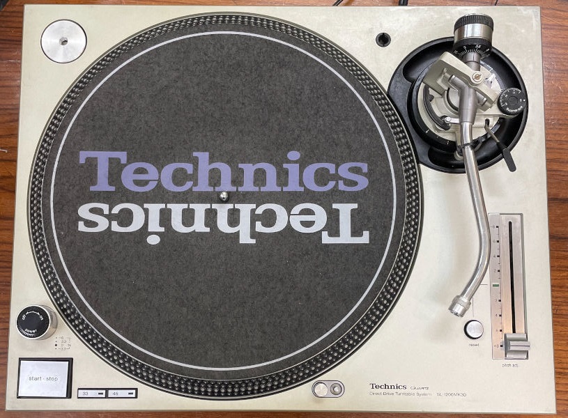 Technicsのターンテーブル、SL-1200MK3D シルバー中古品のご紹介です。