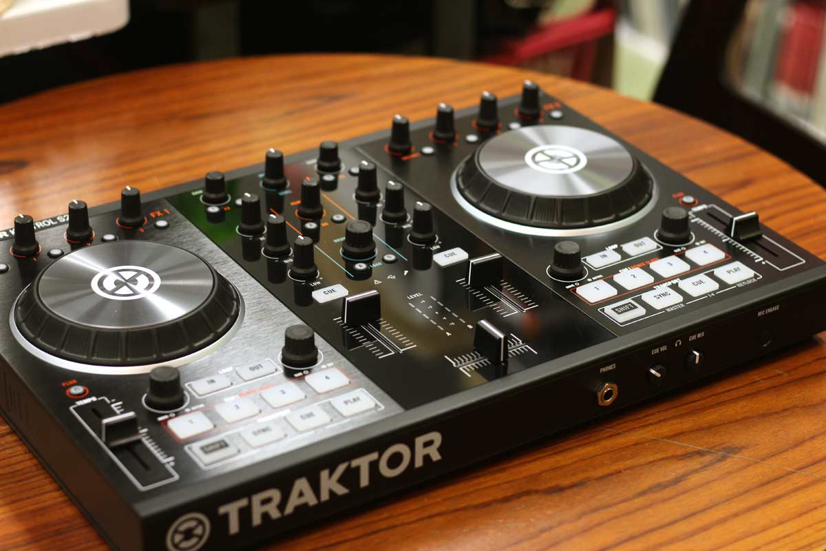 NATIVE INSTRUMENTS TRAKTOR KONTROL S2 MK2の中古品の紹介です。