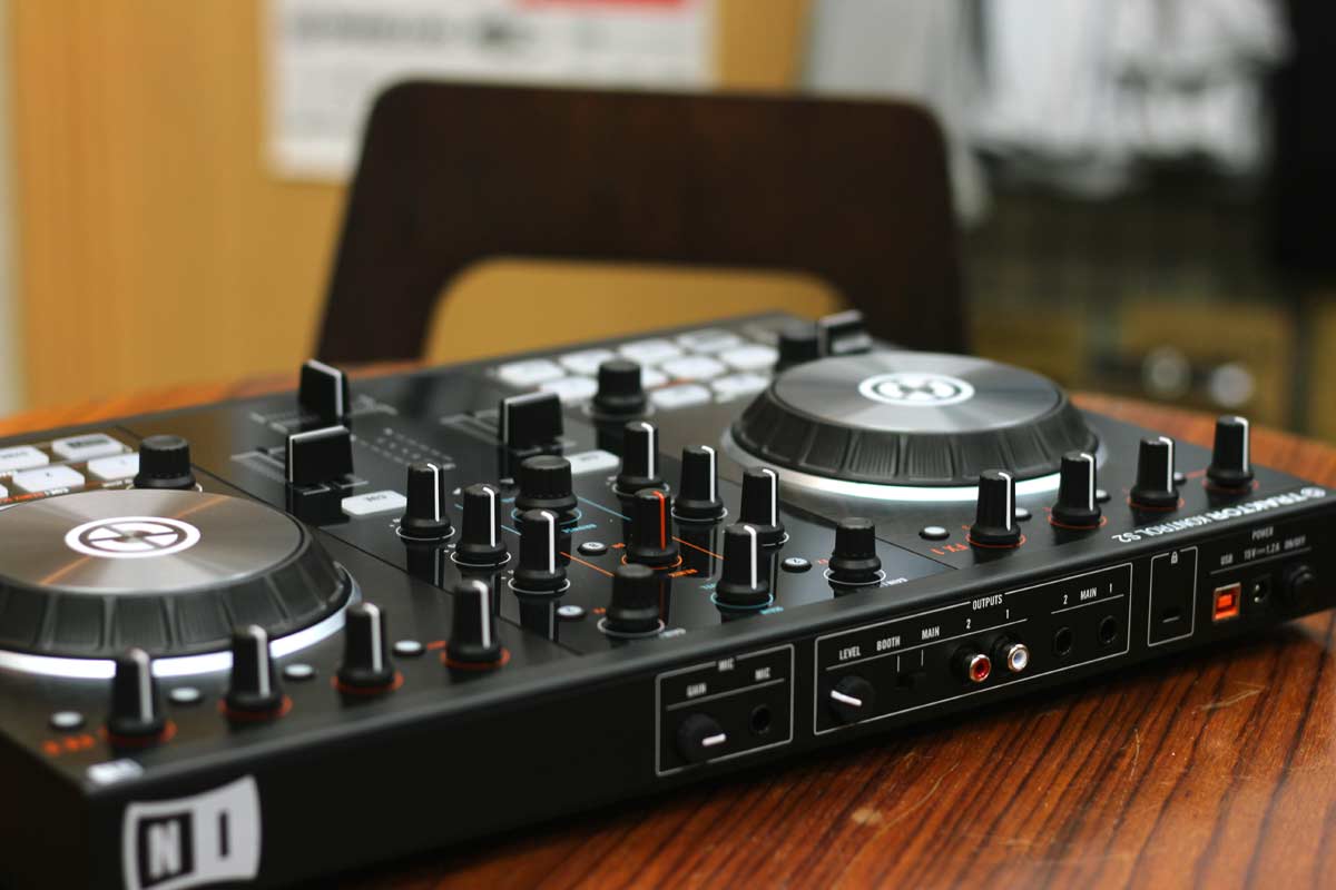 NATIVE INSTRUMENTS TRAKTOR KONTROL S2 MK2の中古品の紹介です。